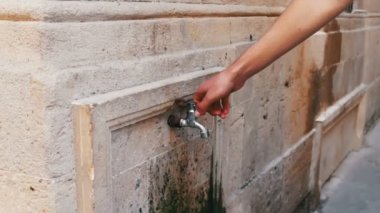 Adam dokunun bir duvar içinde açılır. Bacu street şehirde içme Çeşmesi