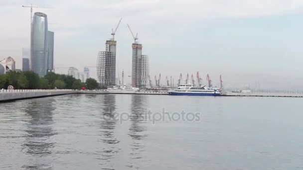 Uitzicht op de dijk van de Kaspische Zee van de hoofdstad van Azerbeidzjan, Baku en de wolkenkrabbers van de stad — Stockvideo