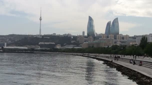 Uitzicht op de dijk van de Kaspische Zee van de hoofdstad van Azerbeidzjan, Baku en de wolkenkrabbers van de stad — Stockvideo