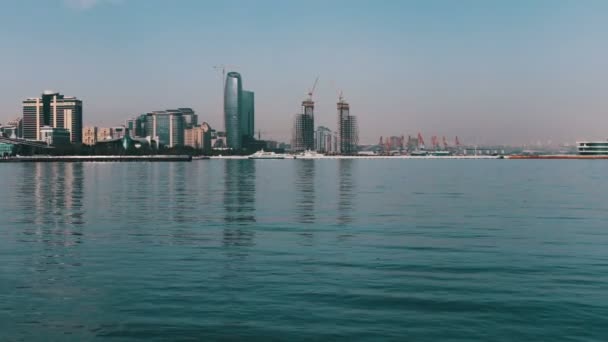 Vista del terraplén del Mar Caspio de la capital de Azerbaiyán, Bakú y los rascacielos de la ciudad — Vídeos de Stock