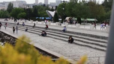 9 Mayıs 2017 - Azerbaycan, Bakü: İnsanlar oturuyor ve Hazar Denizi Bakü'deki ünlü çıkabilir boyunca yürüyüş