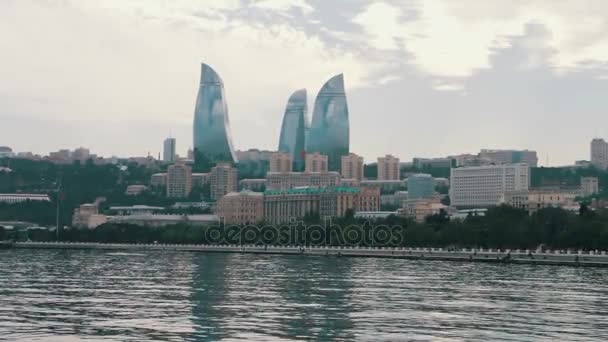 Vista do aterro do Mar Cáspio da capital do Azerbaijão, Baku e os arranha-céus da cidade — Vídeo de Stock