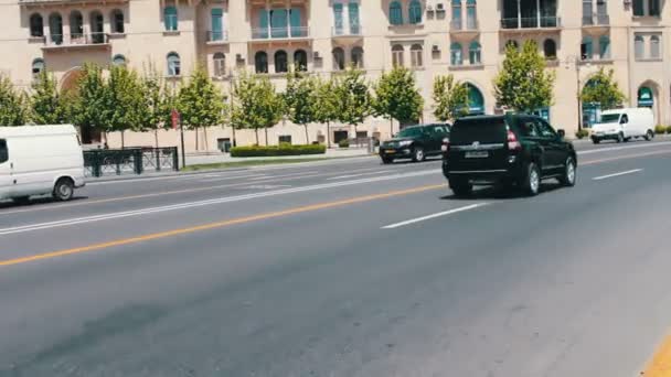 9. Mai 2017 - azerbaijan, baku: verschiedene Autos fahren im Sommer auf den Alleen des Stadtzentrums von baku — Stockvideo