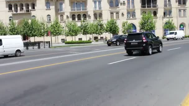 Kan 9,2017 - Azerbeidzjan, Baku: Verschillende auto's rijden langs de straten van Baku-centrum in de zomer — Stockvideo