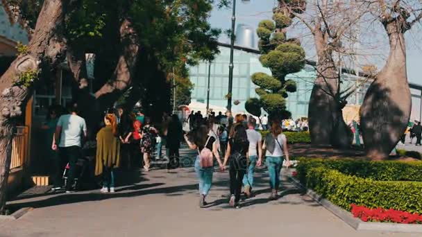 MAY 9, 2017, BAKU, AZERBAIJAN: People stroll in square of Baku, a crowd of people walk the streets of the city. — Stock Video