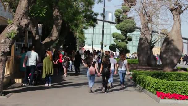 MAY 9, 2017, BAKU, AZERBAIJAN: People stroll in square of Baku, a crowd of people walk the streets of the city. — Stock Video