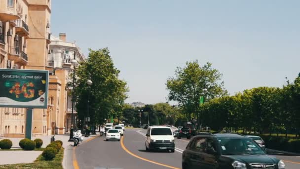 Kan 9,2017 - Azerbajdzjan, Baku: Olika bilar kör längs avenyerna Baku centrum i sommar — Stockvideo