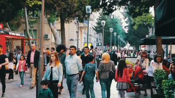 2017 május 9, Baku, Azerbajdzsán: Emberek séta tér Bakuban, a tömeg az emberek sétálni a város utcáin. — Stock videók