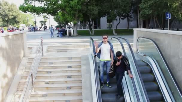 9 MAI 2017, BAKU, AZERBAIJAN : Les gens descendent et montent l'escalier roulant dans le métro — Video