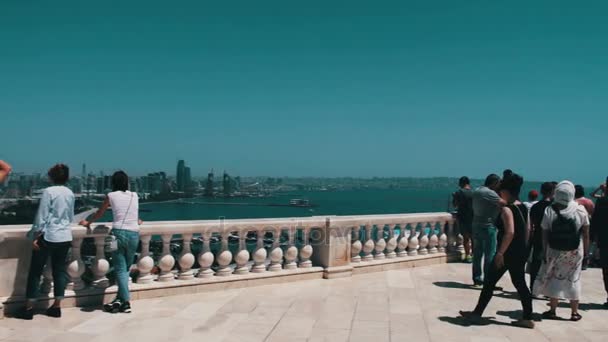 MAY 9,2017 - AZERBAIJAN, BAKU: Tourists walk and take pictures at the observation deck with a view of a Caspian Sea and the Baku embankment — Stock Video