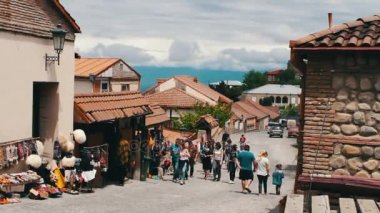 2017, Signaghi, Gürcistan olabilir: Turist Hediyelik eşya mağazaları tarafından sokaklarda geçmek. Güzel Gürcü kasaba, Sighnaghi, deniz seviyesinden 800 metre yükseklikte. Rahat küçük kasaba sokaklarında.