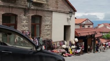 Mayıs 2017, Signaghi, Georgia: turist geçmek sokaklar Hediyelik eşya mağazaları tarafından. Güzel Gürcü kasaba, Sighnaghi, deniz seviyesinden 800 metre yükseklikte. Rahat küçük kasaba sokaklarında.