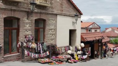 Mayıs 2017, Signaghi, Georgia: turist geçmek sokaklar Hediyelik eşya mağazaları tarafından. Güzel Gürcü kasaba, Sighnaghi, deniz seviyesinden 800 metre yükseklikte. Rahat küçük kasaba sokaklarında.