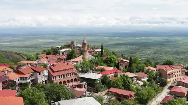 Sighnaghi, Georgien. Panoramautsikt över den staden landskap., vy från toppen av en pittoresk Vilage dal. — Stockvideo