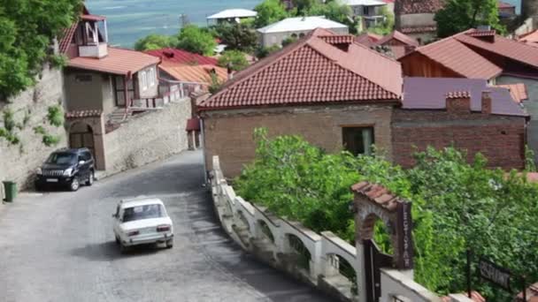 Maj 2017, Signaghi, Georgia: den vackra georgianska staden Sighnaghi, på en höjd av 800 meter över havet. Gatorna i mysig småstad. — Stockvideo
