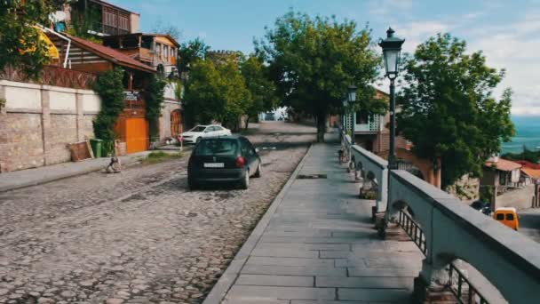 MAIO 2017, SIGNAGHI, GEORGIA: A bela cidade georgiana de Sighnaghi, a uma altitude de 800 metros acima do nível do mar. As ruas da pequena cidade acolhedora . — Vídeo de Stock