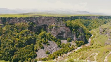 Şaşırtıcı doğal olay. Ermenistan'ın Kafkas Dağları'nda toprak metalleri kabuk kabuk.