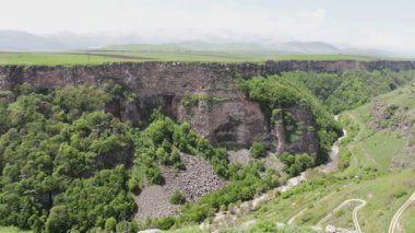 Şaşırtıcı doğal olay. Ermenistan'ın Kafkas Dağları'nda toprak metalleri kabuk kabuk.