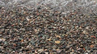 Roma'nın Batum Gürcistan şehir setin üzerine taşlı kıyısında deniz dalgaları yenmek