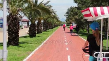 Mayıs 17, Batum, Gürcistan: Resort şehir, palmiye ağaçları büyümek, insanlar ve bisikletçiler bisiklet yolları üzerinde yürümek Batum, çıkabilir