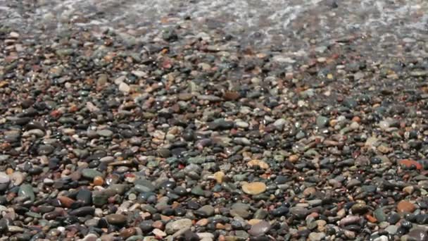 Zee golven slaan op steenachtige oever aan de kade van de Georgische stad van het resort van Batoemi — Stockvideo