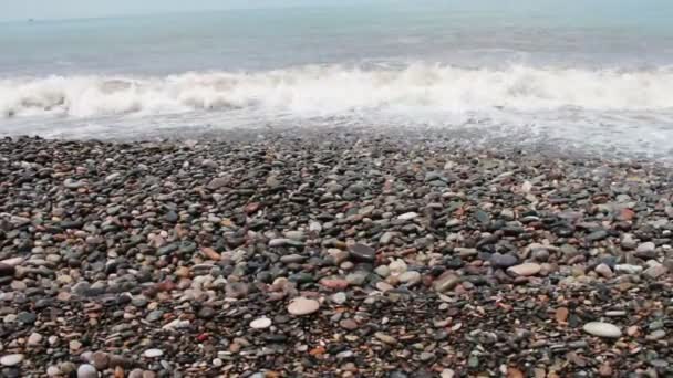 Las olas del mar golpean en la costa pedregosa en el terraplén de la ciudad georgiana del complejo de Batumi — Vídeo de stock