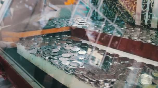Игровой автомат, в котором находятся грузинские монеты тетри — стоковое видео