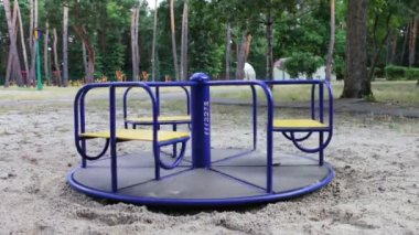 Çok renkli çocuk atlıkarınca çocuk Park iplik ve çocuklar için bekliyor