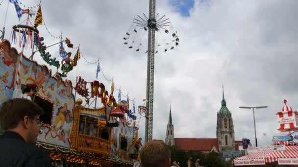 17 сентября 2017 - Мюнхен, Германия: Крупнейший пивной фестиваль Октоберфест. Люди ездят по достопримечательностям, чтобы повеселиться и отпраздновать на пивном фестивале в Баварии — стоковое видео