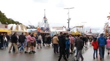 17 Eylül 2017 - Almanya: Bira Festivali Oktoberfest bir dünyada en büyük. Eğlence sürmek Theresienwiese, Lederhose ve Dirdln Ulusal Bavyera elbiseli insanlar dolaşmak
