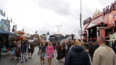 17 Eylül 2017 - Almanya: Bira Festivali Oktoberfest bir dünyada en büyük. Eğlence sürmek Theresienwiese, Lederhose ve Dirdln Ulusal Bavyera elbiseli insanlar dolaşmak
