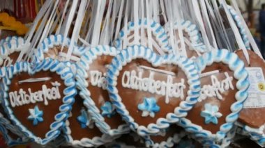 Oktoberfest, Bavaria, Münih, Almanya için dünyaca ünlü Bira Festivali, renkli sır gingerbread ile güzel dekore edilmiş