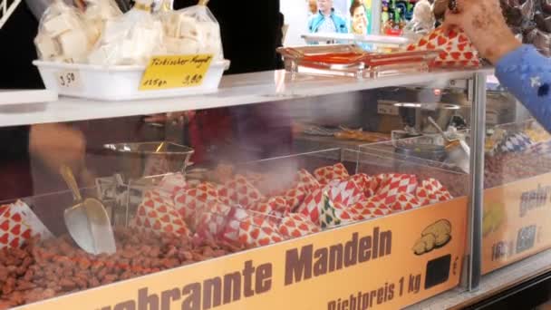 17. September 2017 - München, Deutschland: das größte Bierfest. Röstnüsse in der Glasur und Popcorn auf der Theke des Oktoberfestes, des Weltbierfestes, des hereinvese, Bayern — Stockvideo