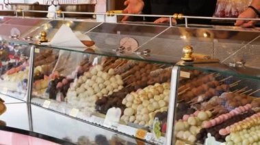 Çeşitli meyve elma, muz, Münih Oktoberfest, dünyaca ünlü Bira Festivali sırasında vitrinde sır bulunmaktadır
