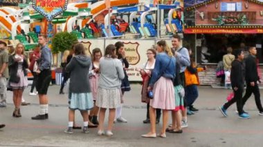 17 Eylül 2017 - Münih, Almanya: kalabalık insan Ulusal Bavyera elbiseli Dirdl ve Lederhose Teresienvise sokaklarında yakın konumlar ve tepsi yemek ve tatlılar ile boyunca yürüyüş