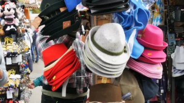 17 Eylül 2017 - Münih, Almanya: çok çok renkli keçe ve Oktoberfest Festival sokak bir askı farklı şapka dayan