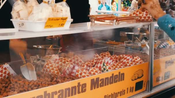 17 september 2017 - München, Tyskland: Den största ölfestivalen. Rostade nötter i glasyr och popcorn på räknaren av Oktoberfest, World Beer Festival, Thhereinvese, Bayern — Stockvideo