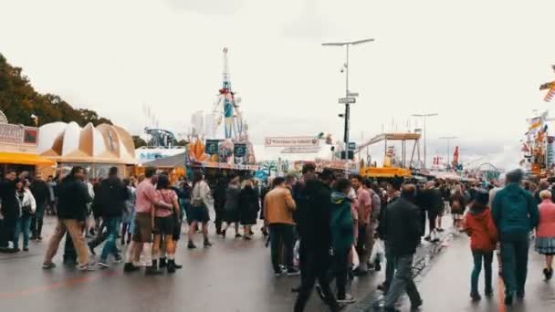 2017 年 9 月 17 日 - ミュンヘン, ドイツ: オクトーバーフェストの世界最大ビール祭り国立バイエルン スーツ Lederhose と Dirdln の人々 は歩くテレジエンヴィーゼで遊園地の乗り物 — ストック動画
