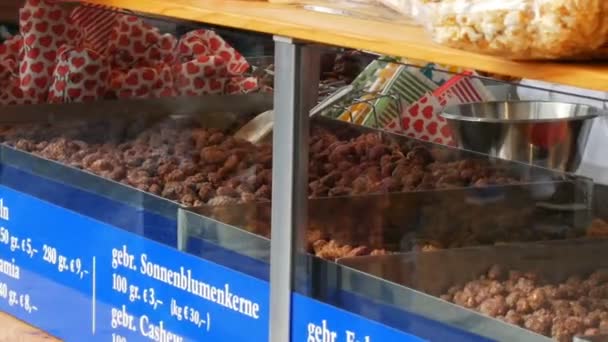 17 сентября 2017 - Мюнхен, Германия: Крупнейший пивной фестиваль. Жареные орехи в глазури и попкорне на прилавке Октоберфеста, World Beer Festival, Thhereinvese, Бавария — стоковое видео