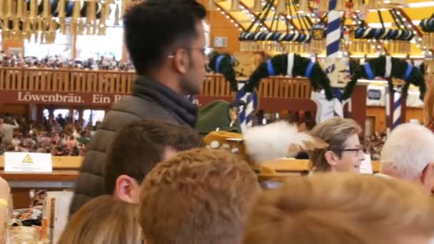 Le 17 septembre 2017 - Munich, Allemagne : Beaucoup d'hommes ivres célèbrent et dansent dans une brasserie. . — Video