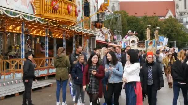 9 월 17 일 2017-뮌헨, 독일:에서 가장 큰 맥주 축제 옥 토 버 페스트는 세계에서. 국가 바바리아 정장 Lederhose와 Dirdln 사람들 놀이 놀이 기구 Theresienwiese에서 산책 — 비디오