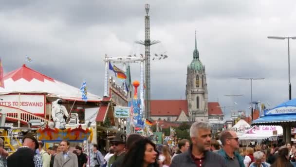 17 Σεπτεμβρίου 2017 - Μόναχο, Γερμανία: Το μεγαλύτερο φεστιβάλ μπύρας Oktoberfest.People βόλτα για τα αξιοθέατα για να διασκεδάσουν και να γιορτάσουν σε γιορτή μπύρας στη Βαυαρία — Αρχείο Βίντεο