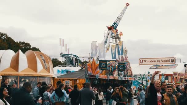 Szeptember 17, 2017 - München, Németország: A legnagyobb beer festival, egy olyan világban, Oktoberfest. Nemzeti bajor ruhák, Lederhose és Dirdln az emberek sétálni a Theresienwiese vidámpark túrák — Stock videók