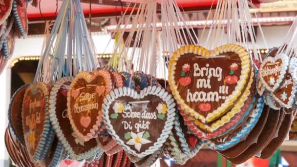 Oktoberfest, Bavaria, Münih, Almanya için dünyaca ünlü Bira Festivali, renkli sır gingerbread ile güzel dekore edilmiş — Stok video