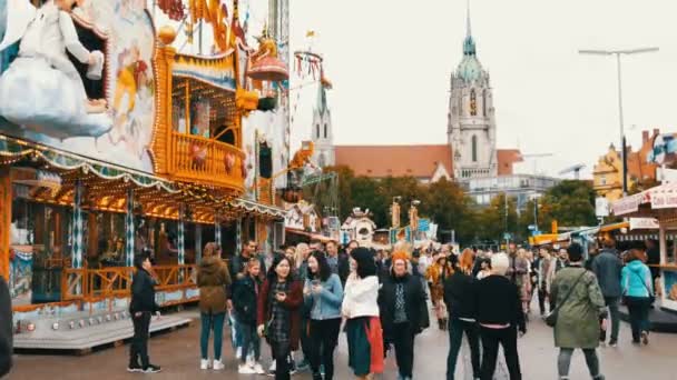 17 de septiembre de 2017 - Munich, Alemania: El festival de la cerveza más grande del mundo Oktoberfest. Personas con trajes nacionales bávaros Lederhose y Dirdln caminan alrededor de atracciones en Theresienwiese — Vídeo de stock