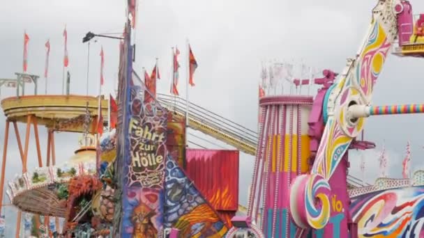 17 сентября 2017 - Мюнхен, Германия: Различные разноцветные аттракционы, на которых люди веселятся, Октоберфест в Баварии — стоковое видео