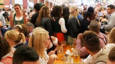 17 Eylül 2017 - Münih, Almanya: Dünya ünlü Oktoberfest bira Festivali, Fırıncılar ile bira içme, gülüyor, eğleniyor ve kutlama bir pub ya da bira çadırda insanlar oturuyor