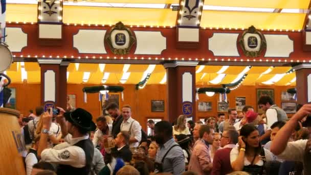 Września 17, 2017 - Oktoberfest, Monachium, Niemcy: Ludzie piją, śpiewają, świętować zabawy w namiocie piwnym na Oktoberfest w Bawarii — Wideo stockowe