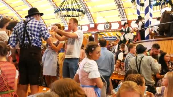 17 september 2017 - Oktoberfest, München, Tyskland: Människor dricka, sjunga, fira ha kul i öltältet på Oktoberfest i Bayern — Stockvideo