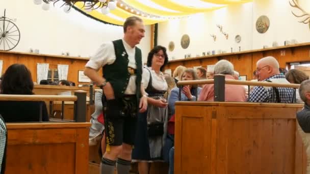 17. september 2017 - oktoberfest, münchen, deutschland: beim oktoberfest in Bayern wird getrunken, gesungen, gefeiert — Stockvideo